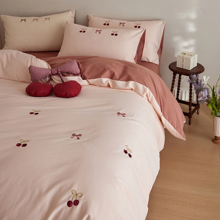 91家纺网 家纺一手货源 找家纺 安莱生活 2025新款贡缎磨毛60s绣花四件套-风格一 樱桃小金链