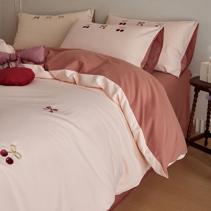 91家纺网 家纺一手货源 找家纺 安莱生活 2025新款贡缎磨毛60s绣花四件套-风格一 樱桃小金链