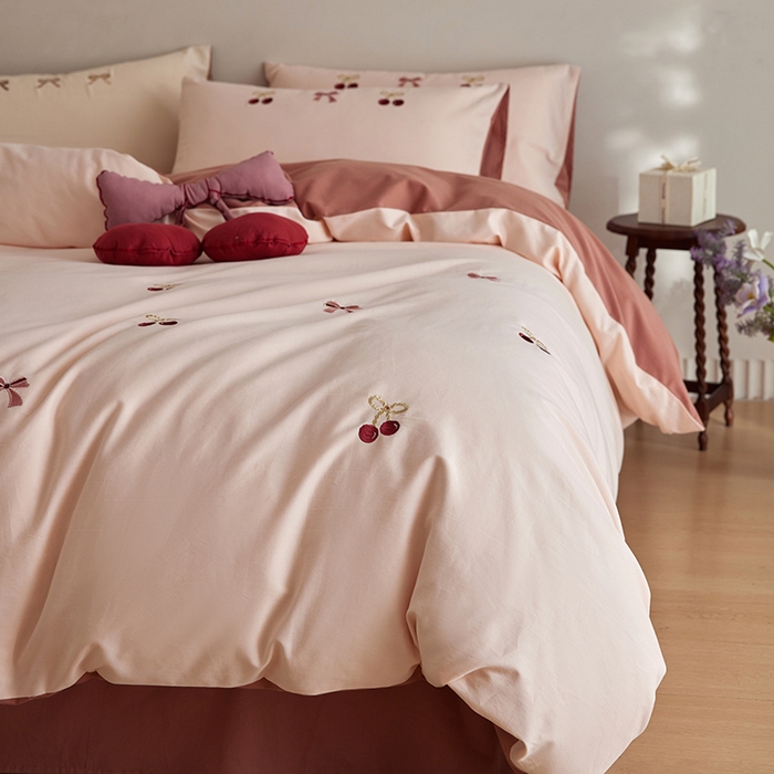 91家纺网 家纺一手货源 找家纺 安莱生活 2025新款贡缎磨毛60s绣花四件套-风格一 樱桃小金链