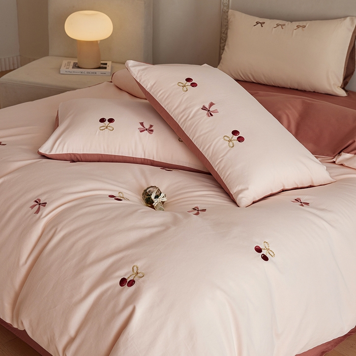 91家纺网 家纺一手货源 找家纺 安莱生活 2025新款贡缎磨毛60s绣花四件套-风格一 樱桃小金链