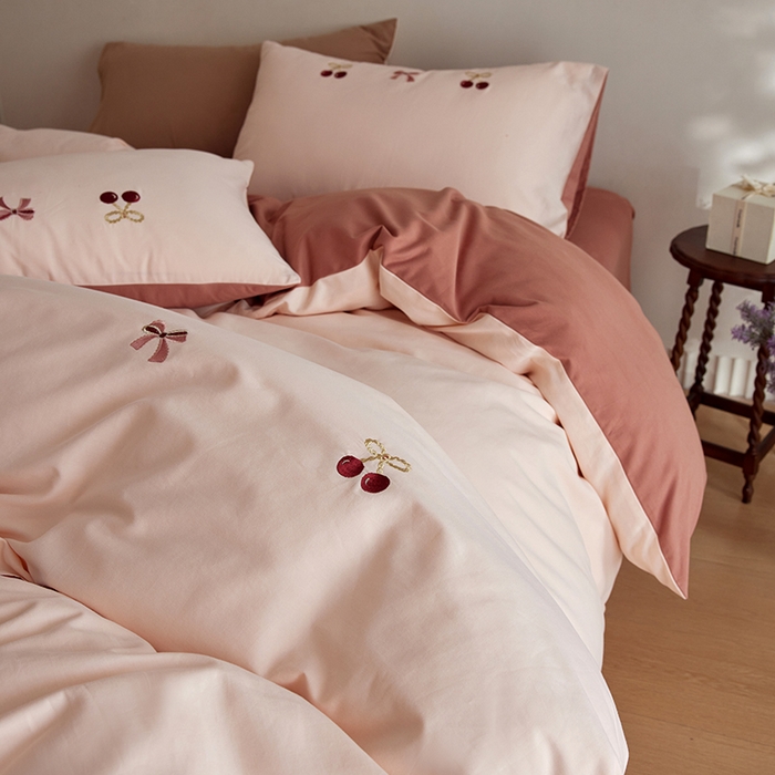 91家纺网 家纺一手货源 找家纺 安莱生活 2025新款贡缎磨毛60s绣花四件套-风格一 樱桃小金链