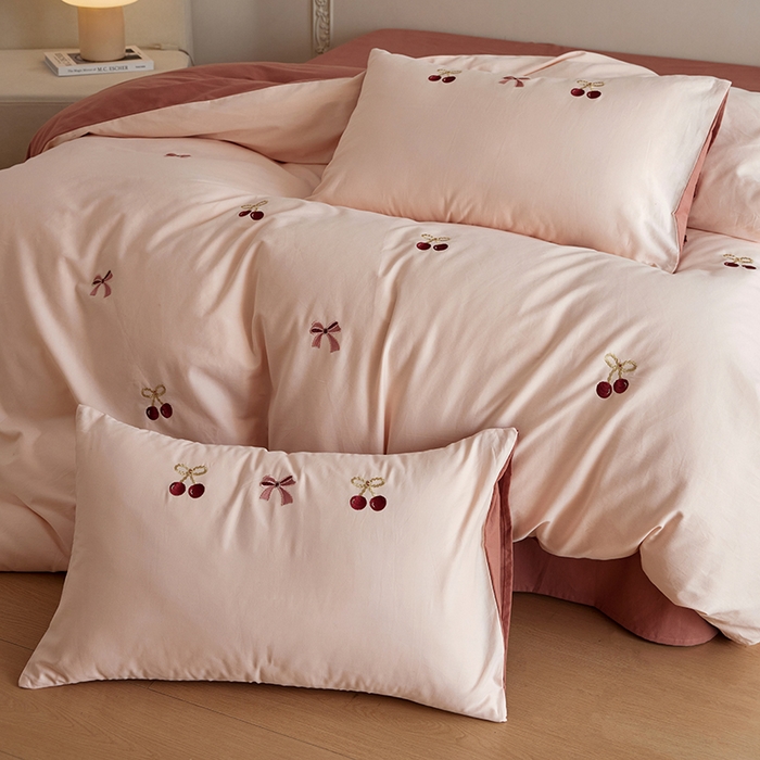 91家纺网 家纺一手货源 找家纺 安莱生活 2025新款贡缎磨毛60s绣花四件套-风格一 樱桃小金链