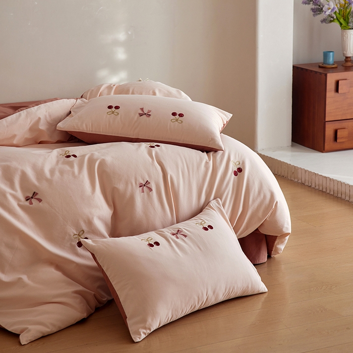 91家纺网 家纺一手货源 找家纺 安莱生活 2025新款贡缎磨毛60s绣花四件套-风格一 樱桃小金链