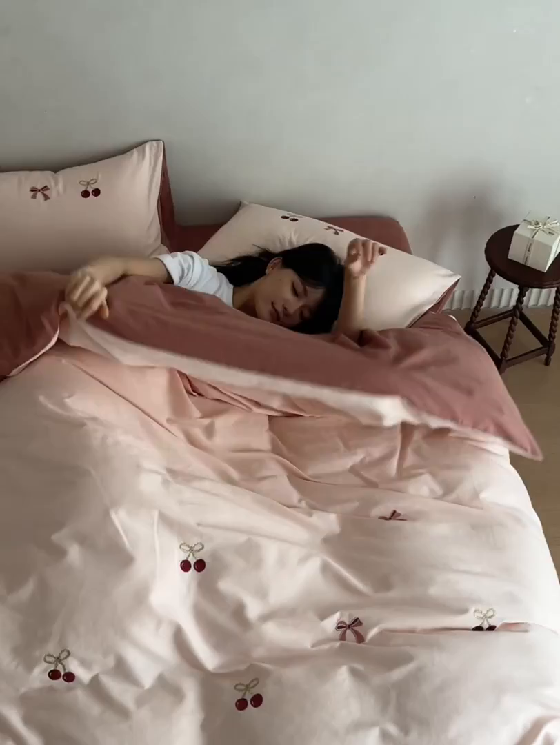 91家纺网 家纺一手货源 找家纺 安莱生活 2025新款贡缎磨毛60s绣花四件套-风格一 樱桃小金链