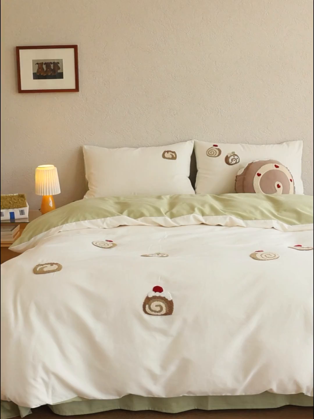 91家纺网 家纺一手货源 找家纺 安莱生活 2025新款贡缎磨毛60s绣花四件套-风格二 抹茶瑞士卷