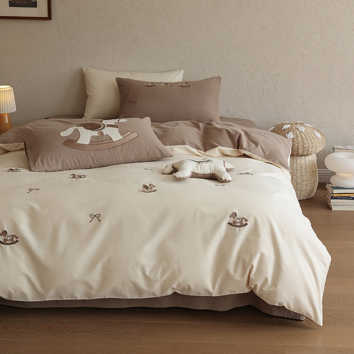 91家纺网 家纺一手货源 找家纺 安莱生活 2025新款贡缎磨毛60s绣花四件套-风格二 童心小木马