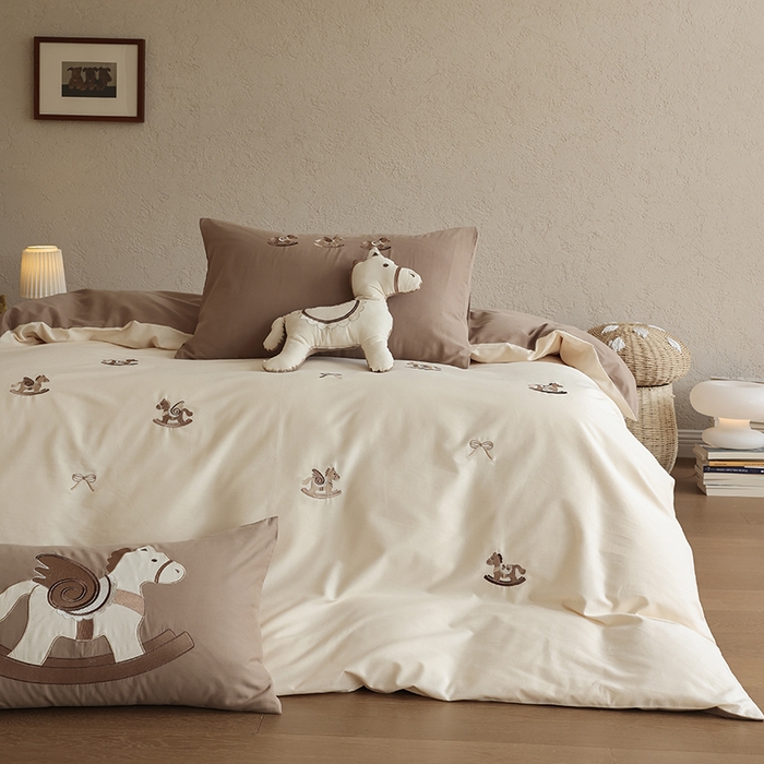 91家纺网 家纺一手货源 找家纺 安莱生活 2025新款贡缎磨毛60s绣花四件套-风格二 童心小木马