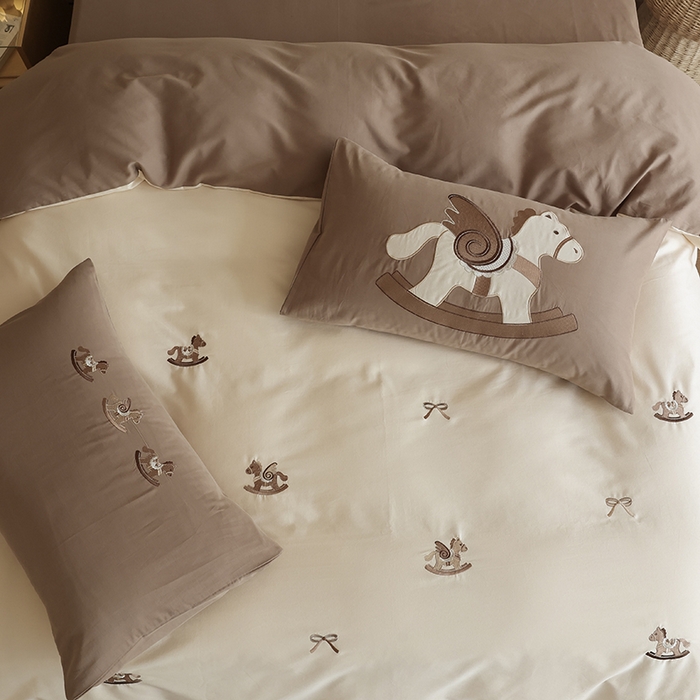 91家纺网 家纺一手货源 找家纺 安莱生活 2025新款贡缎磨毛60s绣花四件套-风格二 童心小木马