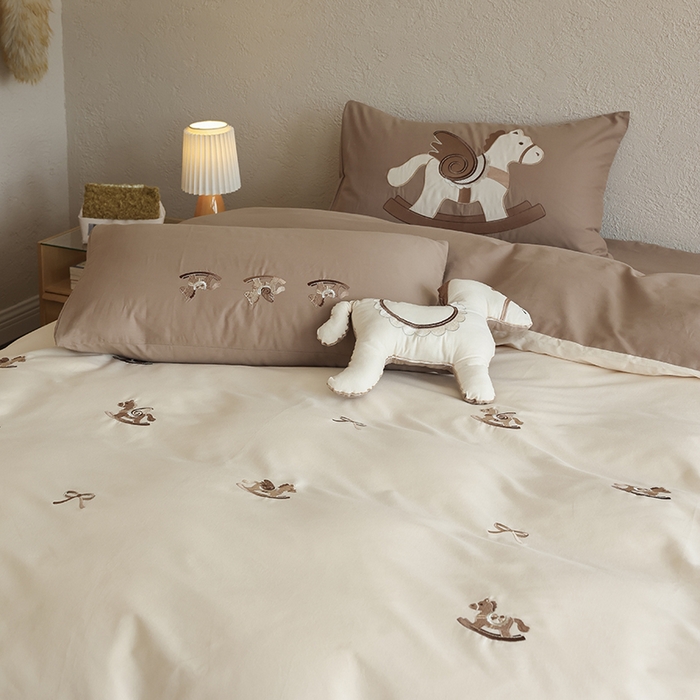 91家纺网 家纺一手货源 找家纺 安莱生活 2025新款贡缎磨毛60s绣花四件套-风格二 童心小木马