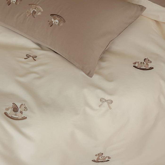 91家纺网 家纺一手货源 找家纺 安莱生活 2025新款贡缎磨毛60s绣花四件套-风格二 童心小木马