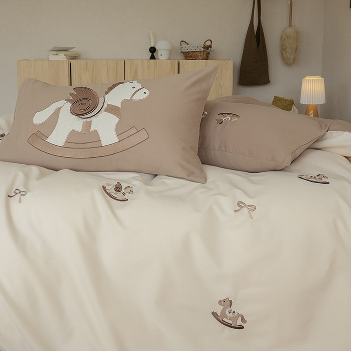 91家纺网 家纺一手货源 找家纺 安莱生活 2025新款贡缎磨毛60s绣花四件套-风格二 童心小木马