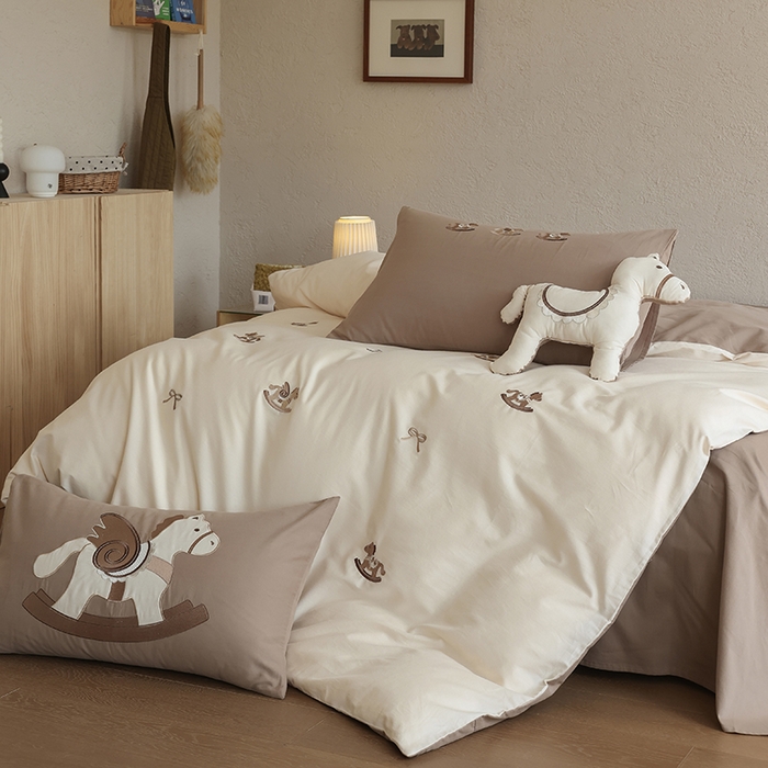 91家纺网 家纺一手货源 找家纺 安莱生活 2025新款贡缎磨毛60s绣花四件套-风格二 童心小木马