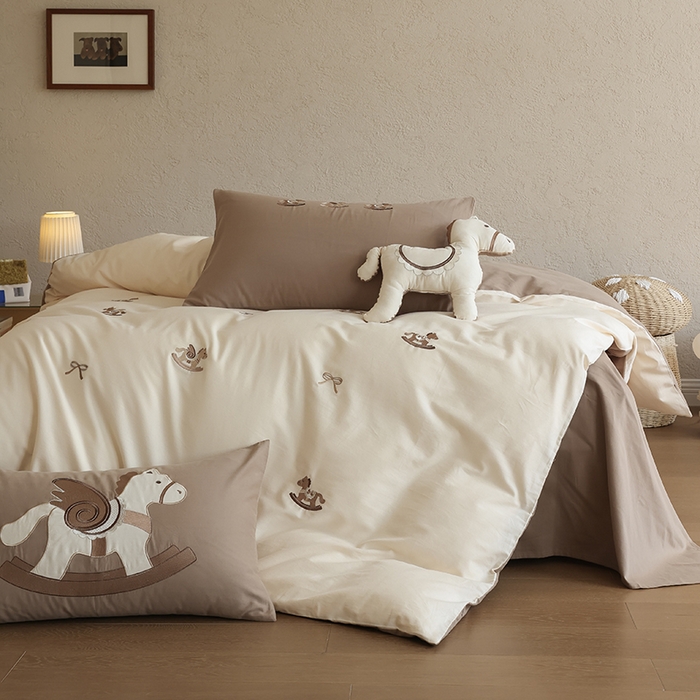 91家纺网 家纺一手货源 找家纺 安莱生活 2025新款贡缎磨毛60s绣花四件套-风格二 童心小木马