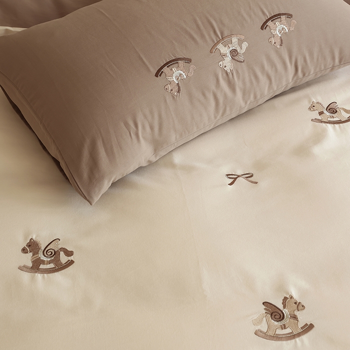 91家纺网 家纺一手货源 找家纺 安莱生活 2025新款贡缎磨毛60s绣花四件套-风格二 童心小木马