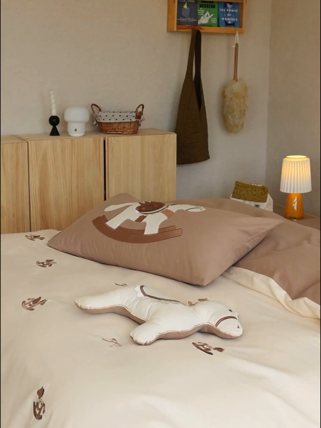 91家纺网 家纺一手货源 找家纺 安莱生活 2025新款贡缎磨毛60s绣花四件套-风格二 童心小木马