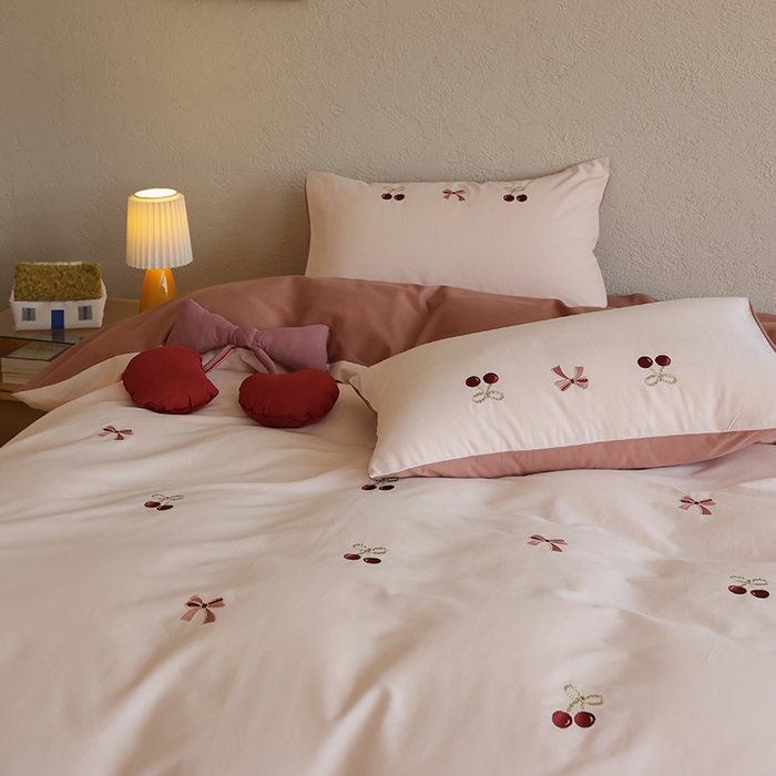 91家纺网 家纺一手货源 找家纺 安莱生活 2025新款贡缎磨毛60s绣花四件套-风格二 樱桃小金链