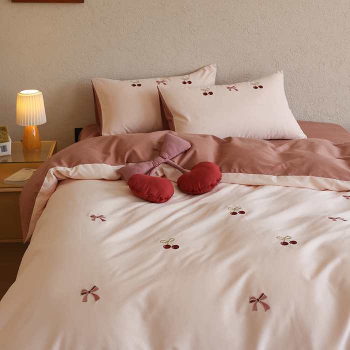 91家纺网 家纺一手货源 找家纺 安莱生活 2025新款贡缎磨毛60s绣花四件套-风格二 樱桃小金链