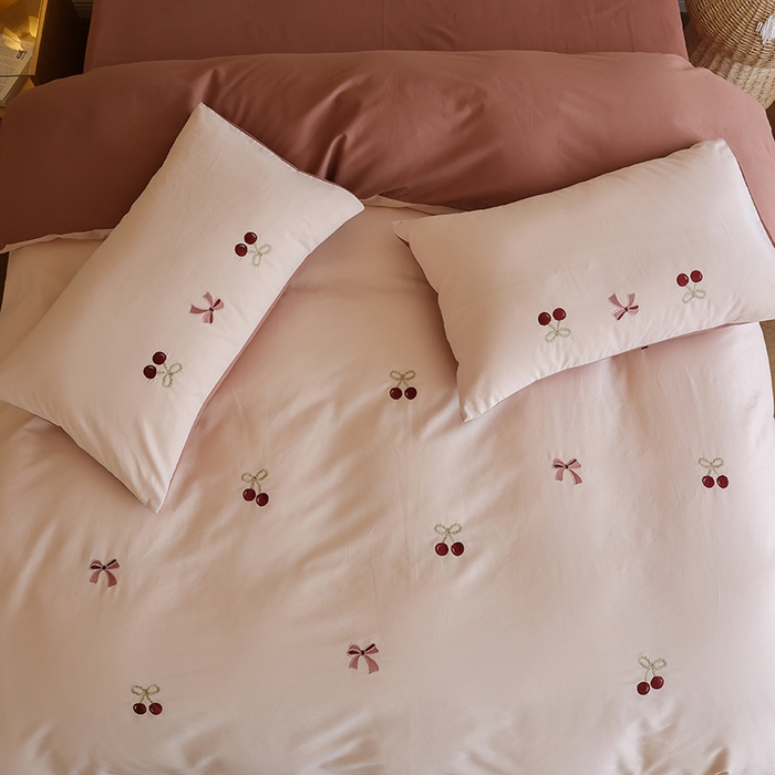 91家纺网 家纺一手货源 找家纺 安莱生活 2025新款贡缎磨毛60s绣花四件套-风格二 樱桃小金链