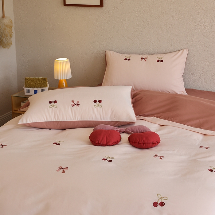 91家纺网 家纺一手货源 找家纺 安莱生活 2025新款贡缎磨毛60s绣花四件套-风格二 樱桃小金链