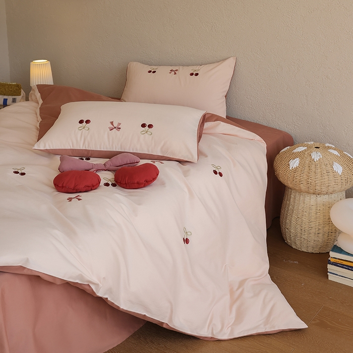 91家纺网 家纺一手货源 找家纺 安莱生活 2025新款贡缎磨毛60s绣花四件套-风格二 樱桃小金链