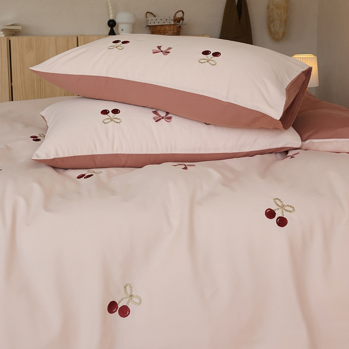 91家纺网 家纺一手货源 找家纺 安莱生活 2025新款贡缎磨毛60s绣花四件套-风格二 樱桃小金链