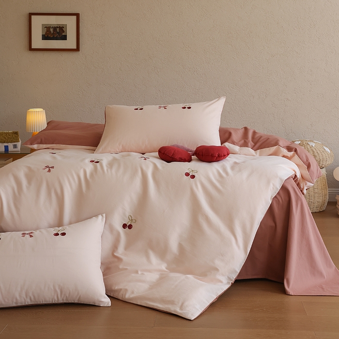 91家纺网 家纺一手货源 找家纺 安莱生活 2025新款贡缎磨毛60s绣花四件套-风格二 樱桃小金链