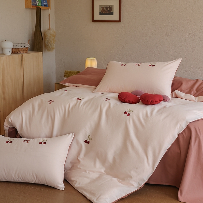 91家纺网 家纺一手货源 找家纺 安莱生活 2025新款贡缎磨毛60s绣花四件套-风格二 樱桃小金链