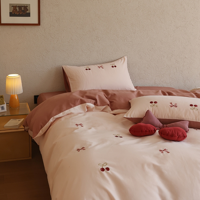 91家纺网 家纺一手货源 找家纺 安莱生活 2025新款贡缎磨毛60s绣花四件套-风格二 樱桃小金链