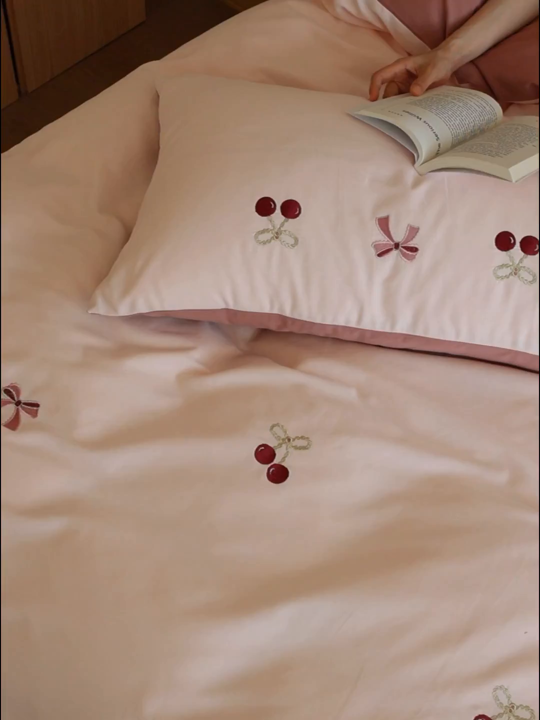 91家纺网 家纺一手货源 找家纺 安莱生活 2025新款贡缎磨毛60s绣花四件套-风格二 樱桃小金链