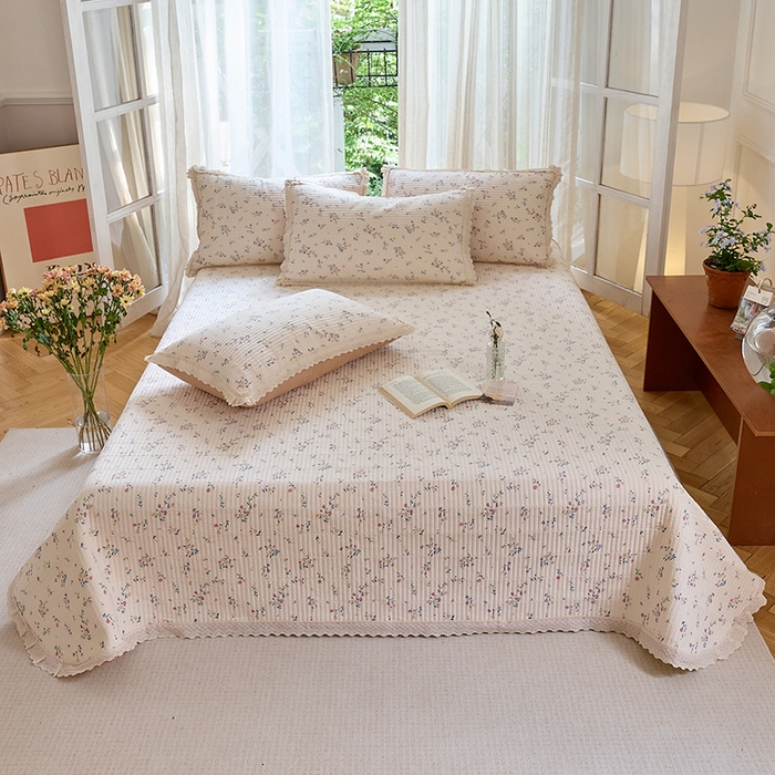 91家纺网 家纺一手货源 找家纺 （总）鑫喜莱 2025新款纯棉镂空花边云感木棉印花被套单件夹棉床盖枕套