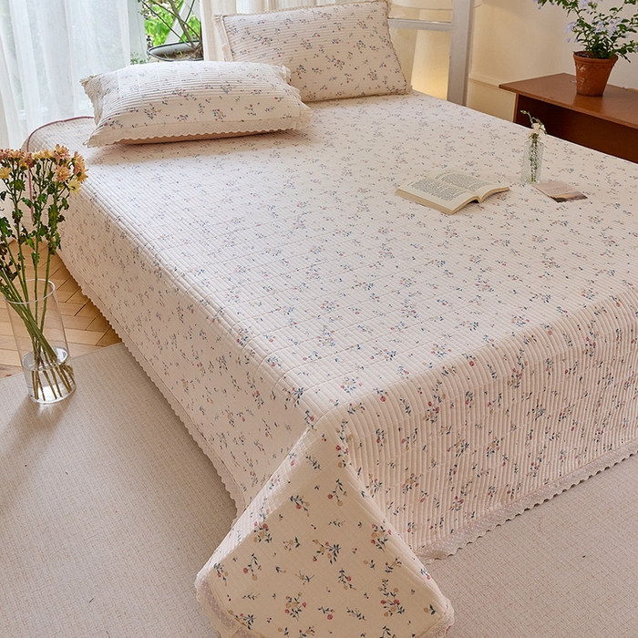 91家纺网 家纺一手货源 找家纺 （总）鑫喜莱 2025新款纯棉镂空花边云感木棉印花被套单件夹棉床盖枕套