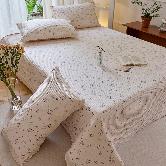 91家纺网 家纺一手货源 找家纺 （总）鑫喜莱 2025新款纯棉镂空花边云感木棉印花被套单件夹棉床盖枕套