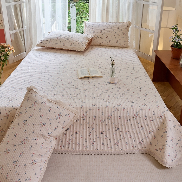 91家纺网 家纺一手货源 找家纺 （总）鑫喜莱 2025新款纯棉镂空花边云感木棉印花被套单件夹棉床盖枕套