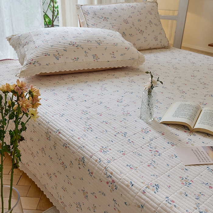 91家纺网 家纺一手货源 找家纺 （总）鑫喜莱 2025新款纯棉镂空花边云感木棉印花被套单件夹棉床盖枕套