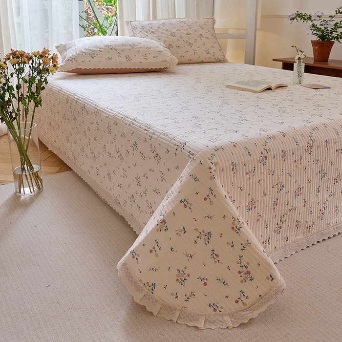 91家纺网 家纺一手货源 找家纺 鑫喜莱 2025新款纯棉镂空花边云感木棉印花被套单件夹棉床盖枕套 春风十里