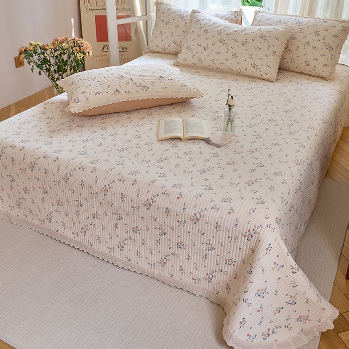 91家纺网 家纺一手货源 找家纺 鑫喜莱 2025新款纯棉镂空花边云感木棉印花被套单件夹棉床盖枕套 春风十里