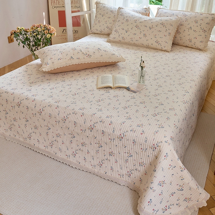 91家纺网 家纺一手货源 找家纺 鑫喜莱 2025新款纯棉镂空花边云感木棉印花被套单件夹棉床盖枕套 春风十里