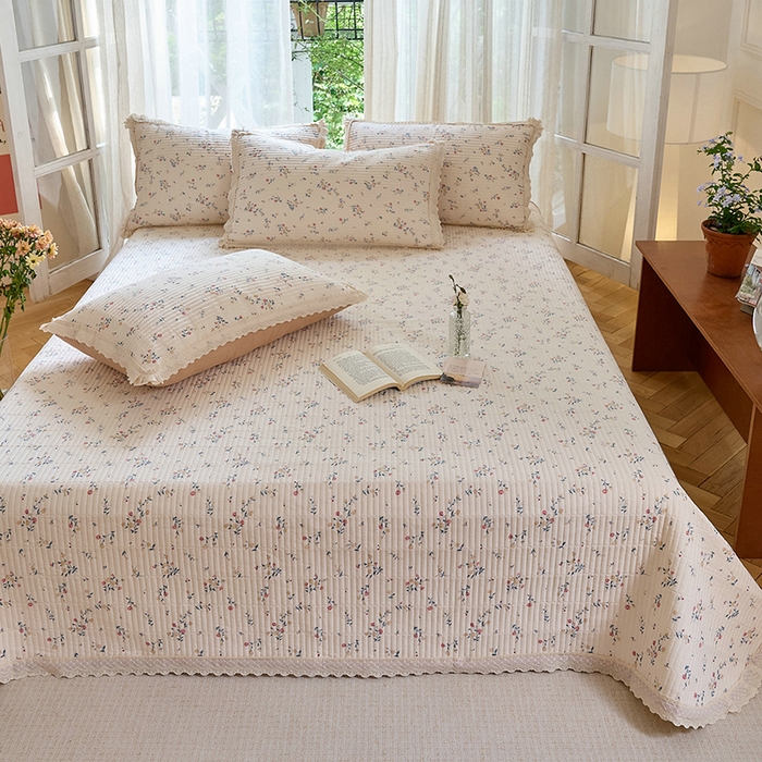 91家纺网 家纺一手货源 找家纺 鑫喜莱 2025新款纯棉镂空花边云感木棉印花被套单件夹棉床盖枕套 春风十里