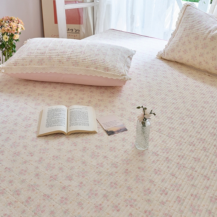 91家纺网 家纺一手货源 找家纺 鑫喜莱 2025新款纯棉镂空花边云感木棉印花被套单件夹棉床盖枕套 春时花宴