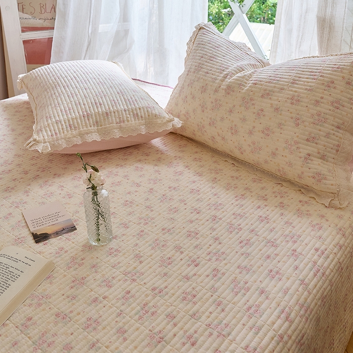 91家纺网 家纺一手货源 找家纺 鑫喜莱 2025新款纯棉镂空花边云感木棉印花被套单件夹棉床盖枕套 春时花宴