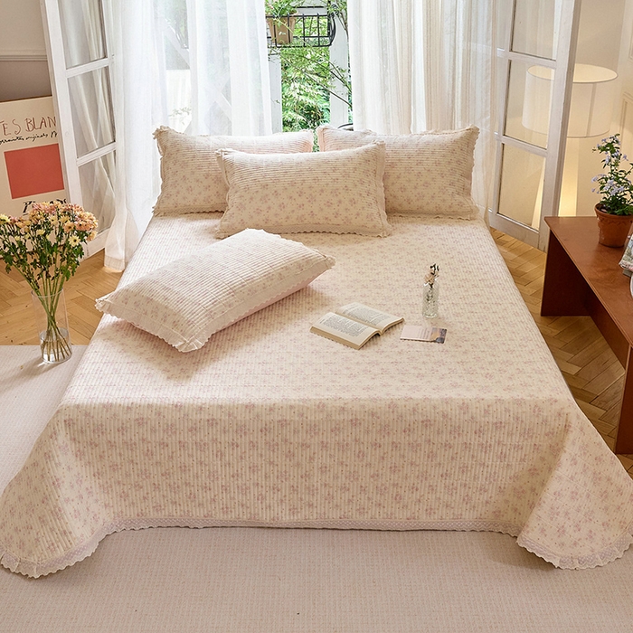 91家纺网 家纺一手货源 找家纺 鑫喜莱 2025新款纯棉镂空花边云感木棉印花被套单件夹棉床盖枕套 春时花宴