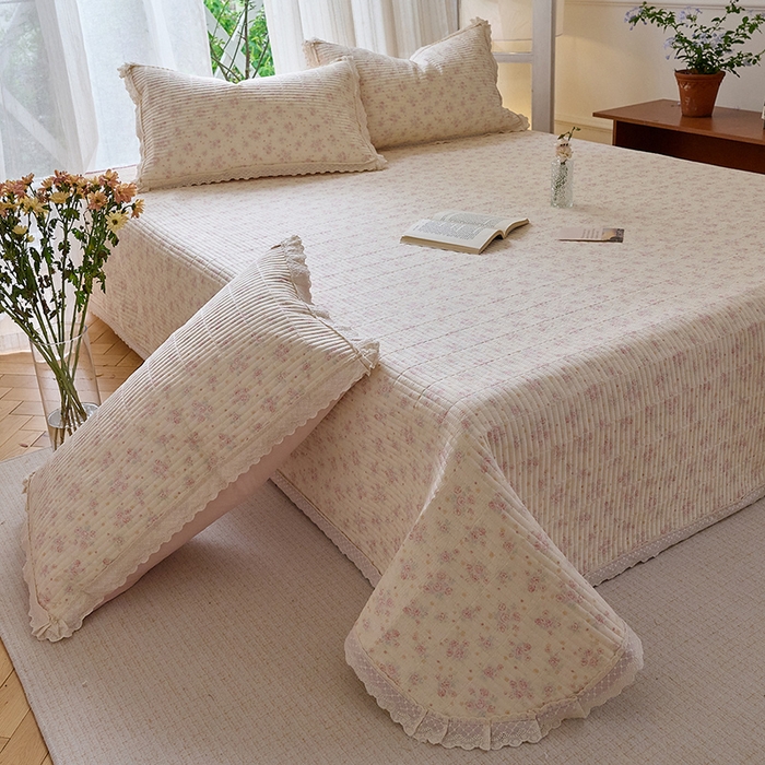 91家纺网 家纺一手货源 找家纺 鑫喜莱 2025新款纯棉镂空花边云感木棉印花被套单件夹棉床盖枕套 春时花宴