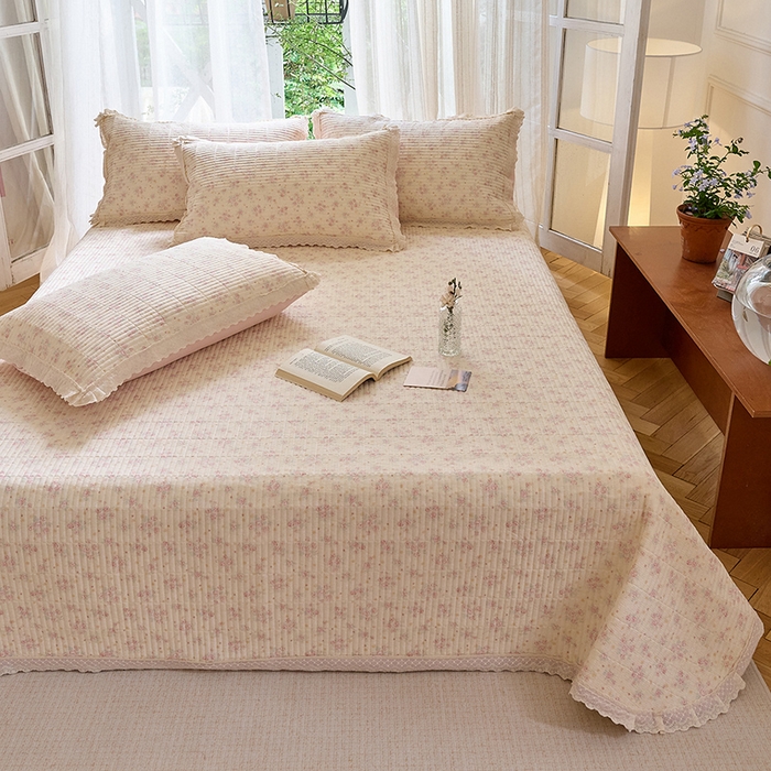 91家纺网 家纺一手货源 找家纺 鑫喜莱 2025新款纯棉镂空花边云感木棉印花被套单件夹棉床盖枕套 春时花宴