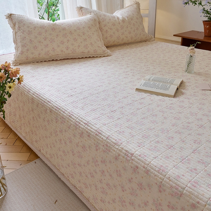 91家纺网 家纺一手货源 找家纺 鑫喜莱 2025新款纯棉镂空花边云感木棉印花被套单件夹棉床盖枕套 春时花宴