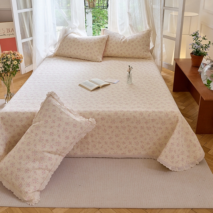 91家纺网 家纺一手货源 找家纺 鑫喜莱 2025新款纯棉镂空花边云感木棉印花被套单件夹棉床盖枕套 春时花宴