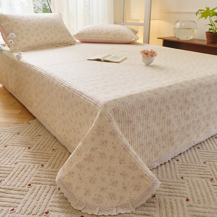 91家纺网 家纺一手货源 找家纺 鑫喜莱 2025新款纯棉镂空花边云感木棉印花被套单件夹棉床盖枕套 春时花宴