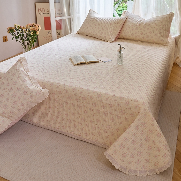 91家纺网 家纺一手货源 找家纺 鑫喜莱 2025新款纯棉镂空花边云感木棉印花被套单件夹棉床盖枕套 春时花宴