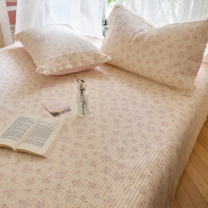 91家纺网 家纺一手货源 找家纺 鑫喜莱 2025新款纯棉镂空花边云感木棉印花被套单件夹棉床盖枕套 春时花宴