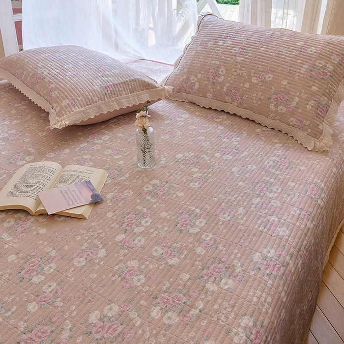 91家纺网 家纺一手货源 找家纺 鑫喜莱 2025新款纯棉镂空花边云感木棉印花被套单件夹棉床盖枕套 绮花浅梦