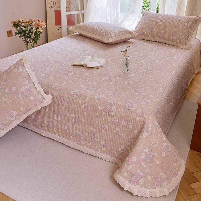 91家纺网 家纺一手货源 找家纺 鑫喜莱 2025新款纯棉镂空花边云感木棉印花被套单件夹棉床盖枕套 绮花浅梦